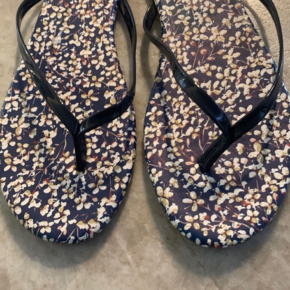 Lauren Conrad Navy Flip Flops Size 8